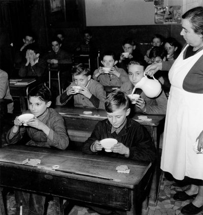 Latte gratuito nelle scuole francesi, 8 dicembre 1954 da Photographer French
