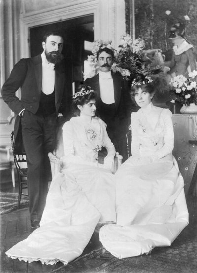 Da sinistra a destra: Ernest Rouart (1874-1942) e sua moglie Julie Manet (1878-1967), Paul Valéry (1871-1945) e sua moglie Jeannie Gobillard (1877-1970), il giorno del loro matrimonio, maggio 1900 (foto in bianco e nero) da Photographer French