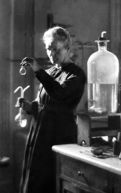 Marie Curie nel suo laboratorio nel 1925 da Photographer French