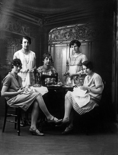 Laboratorio di cucito, ca. 1920 da Photographer French