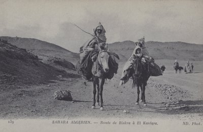 Viaggiatori nel Sahara algerino sulla strada da Biskra a El Kantara (foto in bianco e nero) da Photographer French