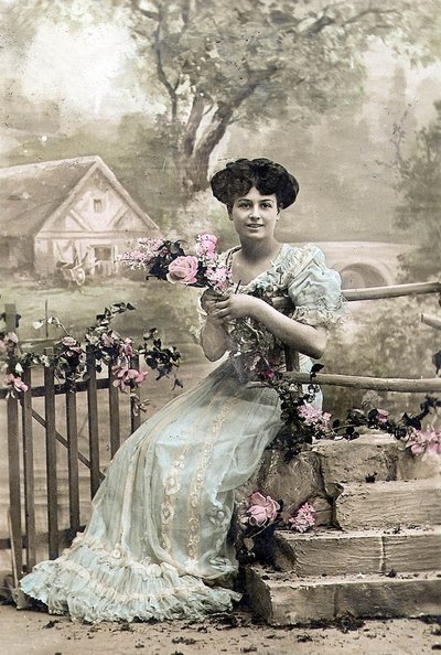 Donna con ghirlanda di fiori, cartolina, c. 1900 da Photographer French