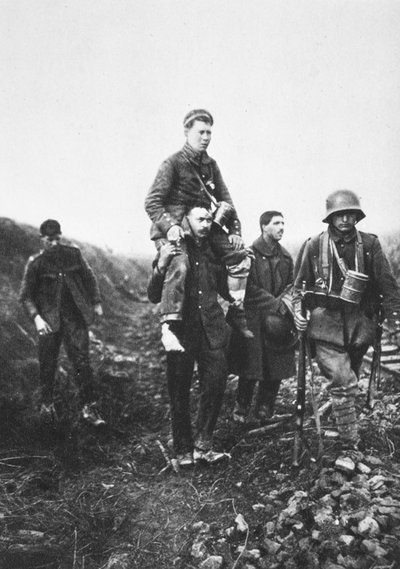 Un soldato di fanteria tedesco con una gamba ferita viene portato fuori dalla battaglia da prigionieri di guerra inglesi da Photographer German