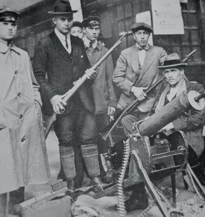 Un gruppo di insurrezionisti occupa la stazione ferroviaria di Monaco da Photographer German
