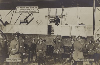 Un marinaio nella gondola del Zeppelin LZ III al poligono di tiro di Tegel, Berlino da Photographer German