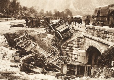 Un convoglio di munizioni italiano su una via di rifornimento vicino a Udine sotto il fuoco dell