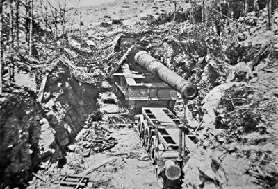 Big Bertha, uno dei diversi cannoni giganti tedeschi montati su rotaia durante la Prima Guerra Mondiale da Photographer German