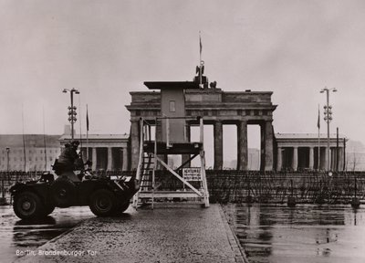 Auto blindata britannica al confine tra Berlino Est e Ovest alla Porta di Brandeburgo da Photographer German