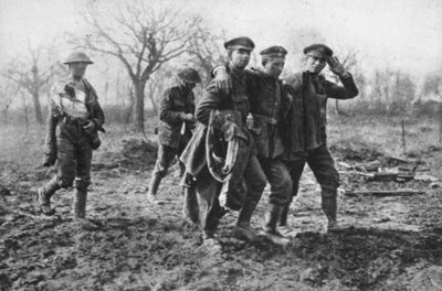 Cameratismo: prigionieri inglesi con un tedesco ferito sulla strada verso il punto di raccolta dei feriti (foto b/n) da Photographer German