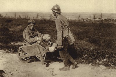 Soldato francese catturato trasporta il suo compagno ferito in una carriola, Prima Guerra Mondiale da Photographer German