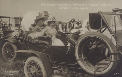 Principessa ereditaria Cecilie e Principessa August Wilhelm di Germania a un campo di atterraggio Zeppelin da Photographer German