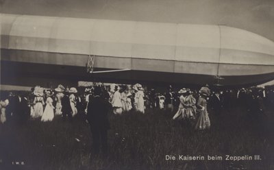 Imperatrice Vittoria Augusta di Germania con Zeppelin LZ III da Photographer German