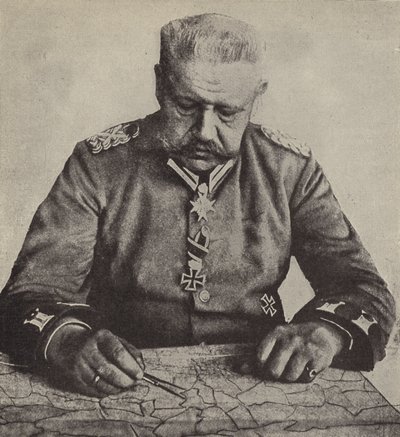 Il feldmaresciallo von Hindenburg studia una mappa da Photographer German