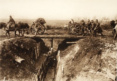 Artiglieria da campo attraversa una trincea nemica assaltata; fasci di fascine fissati al carro del cannone per superare le posizioni nemiche (foto b/n) da Photographer German