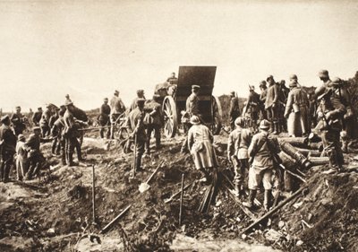Batteria tedesca avanza su terreno difficile prima di Fismes, prigionieri francesi in primo piano pronti per essere trasportati (foto b/n) da Photographer German
