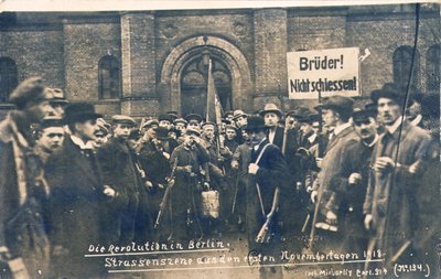 Civili e soldati tedeschi a Berlino, novembre 1918 da Photographer German