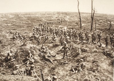 Fanteria tedesca attraversa il Chemin des Dames per seguire il nemico in ritirata, 27 maggio 1918 (foto b/n) da Photographer German