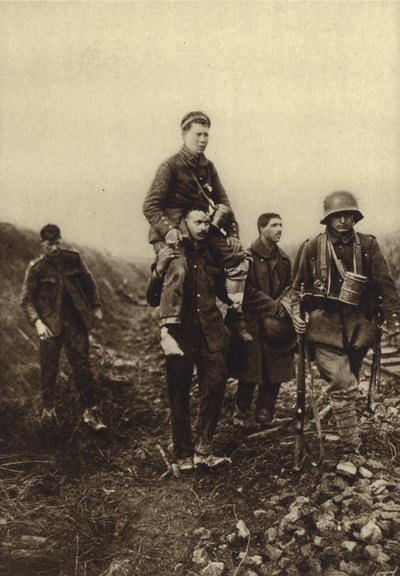 Fante tedesco con una ferita alla gamba trasportato fuori dal campo di battaglia da prigionieri britannici, Prima Guerra Mondiale da Photographer German