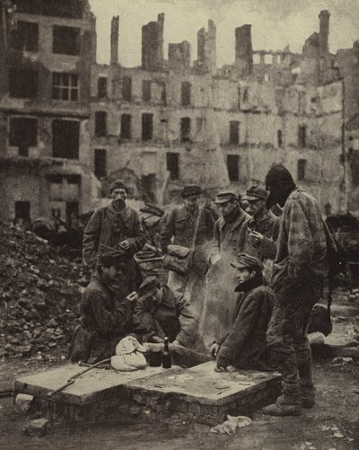 Prigionieri di guerra tedeschi rilasciati dalla prigionia in Unione Sovietica tra le rovine di Berlino da Photographer German