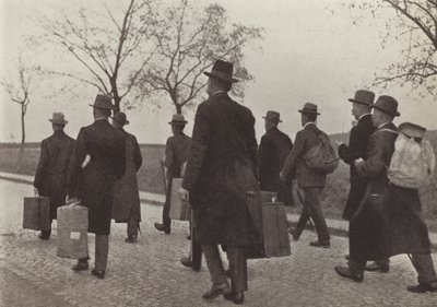 Lavoratori ferroviari tedeschi espulsi dalla Ruhr per aver partecipato alla campagna di disobbedienza civile durante l