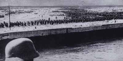 Soldato tedesco che sorveglia prigionieri alleati sulla spiaggia di Dunkerque, Francia, Seconda Guerra Mondiale, giugno 1940 (foto in b/n) da Photographer German