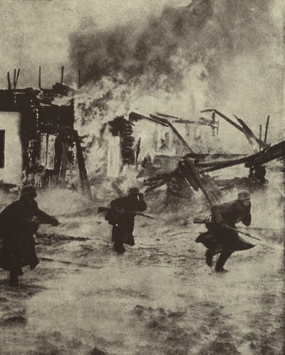 Soldati tedeschi avanzano tra le rovine in fiamme di Rotterdam dopo il bombardamento della Luftwaffe, Seconda Guerra Mondiale, maggio 1940 da Photographer German