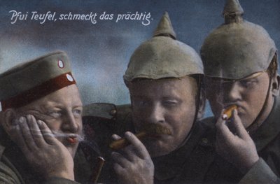 Soldati tedeschi che si godono i sigari da Photographer German