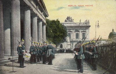 Soldati tedeschi in parata fuori dalla Neue Wache, Berlino da Photographer German