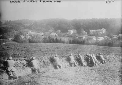 Tedeschi nelle trincee nella foresta di Argonne da Photographer German
