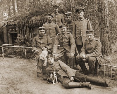 Gruppo di soldati tedeschi con un cane da Photographer German