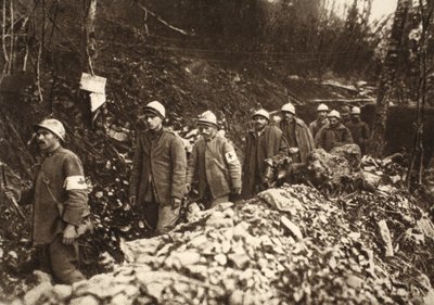 Prigionieri italiani a Tolmino riportati attraverso le loro posizioni il primo giorno di battaglia, 24 ottobre 1917 (foto b/n) da Photographer German