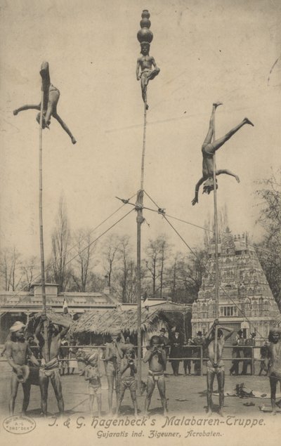 Troupe di acrobati di Malabar di J & G Hagenbeck da Photographer German