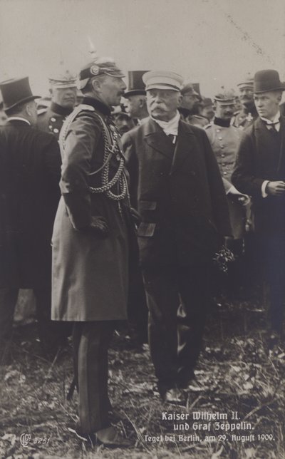 Kaiser Guglielmo II e il costruttore di dirigibili tedeschi Graf Ferdinand von Zeppelin al campo di volo di Tegel, Berlino, 29 agosto 1909 da Photographer German