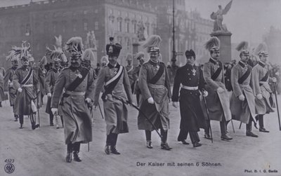 Kaiser Guglielmo II di Germania e i suoi sei figli in uniforme militare da Photographer German