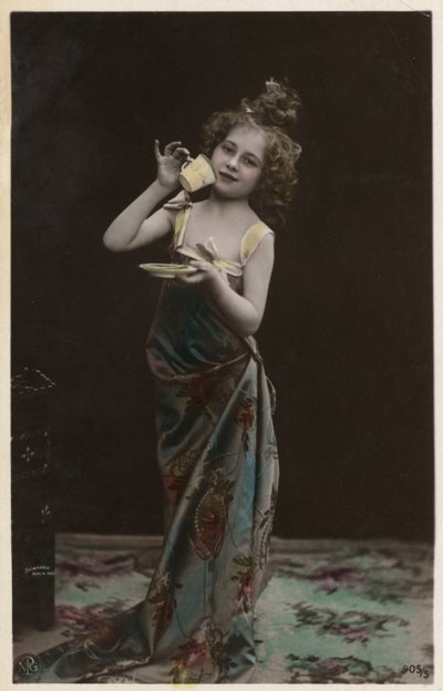 Bambina vestita che beve tè da Photographer German