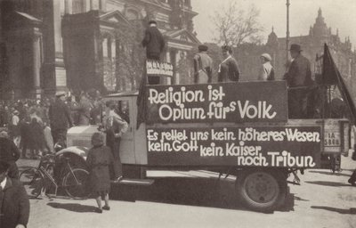 Camion imbrattato di slogan comunisti per le strade di Berlino, Germania da Photographer German