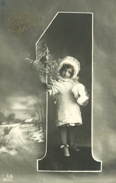 Cartolina di Capodanno con bambina in cappuccio di pelliccia da Photographer German