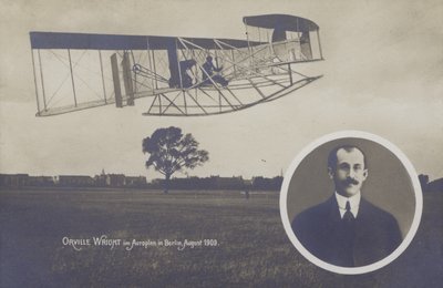 Orville Wright che vola con il suo aeroplano a Berlino, agosto da Photographer German