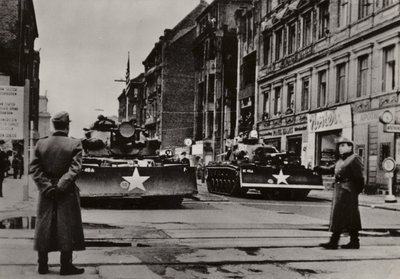 Provocazioni particolarmente gravi iniziarono tra il 24 e il 28 ottobre 1961 quando soldati statunitensi pesantemente armati, supportati da carri armati, violarono ripetutamente il confine di stato della Repubblica Democratica Tedesca da Photographer German