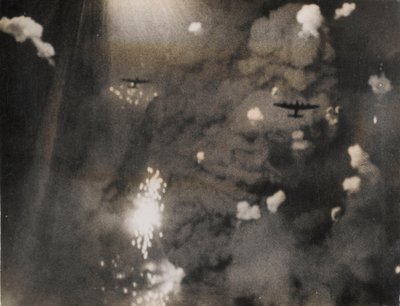 Fotografia scattata quando i Lancaster della Royal Air Force attaccarono Dresda (foto in b/n) da Photographer German