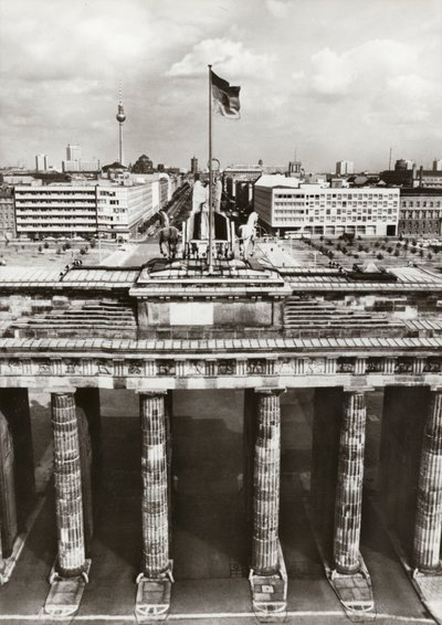 Protetti da frontiere sicure, continua la costruzione della capitale della DDR (foto in b/n) da Photographer German