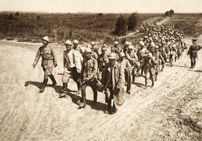 Prigionieri rumeni arrivano dalla battaglia di Focsani (foto b/n) da Photographer German