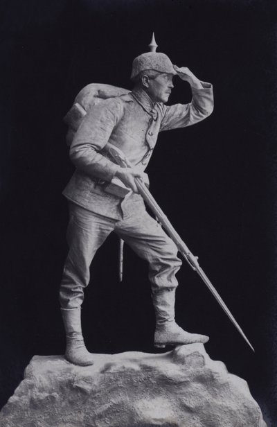 Scultura di un soldato tedesco della Prima Guerra Mondiale che guarda attraverso il campo di battaglia da Photographer German