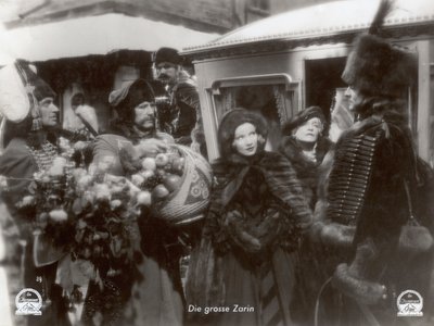 Scena dal film "The Scarlet Empress" con Marlene Dietrich da Photographer German