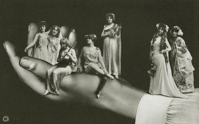 Mano surreale che tiene donne assortite da Photographer German