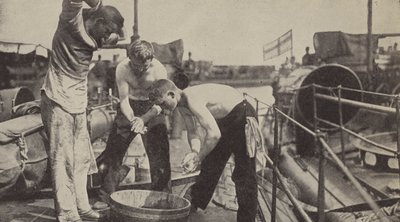 Il lavaggio quotidiano a bordo di una torpediniera tedesca da Photographer German