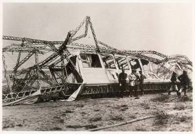 Le rovine dello Zeppelin LZ10 "Schwaben" dopo la sua distruzione il 28 giugno 1912 da Photographer German