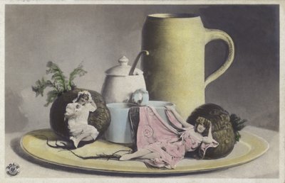 Ragazze minuscole su un vassoio di stoviglie da Photographer German