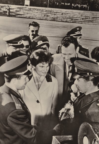 Valentina Tereshkova-Nikolayeva e Yuri Gagarin accolti calorosamente durante la visita alle guardie di frontiera a Berlino il 20 ottobre 1963 (foto in b/n) da Photographer German