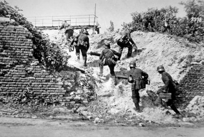 Sezione di mitragliatrici tedesche della Prima Guerra Mondiale avanza durante la Battaglia dell